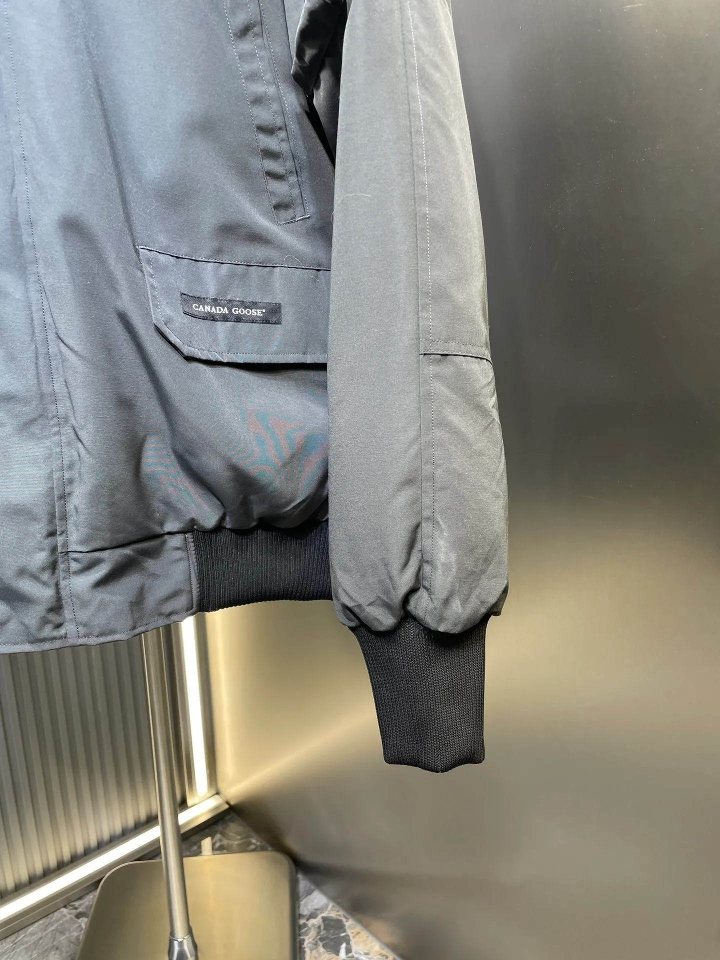 P760 original top quality Canada Goose #Chilliwa 7999M pilot short style/01 style #Men and Women Same Style# Synchronized anti-counterfeiting chip sensor! ➖ Imported 21S polyester-cotton blended original fabric [Last year’s 16S/18S hard fabrics have been completely eliminated, this year all use 21S synchronous fabrics, the soft mid-strap feels delicate and textured], synchronous Feather-Light 10D waterproof coating fabric, made of 84.5 polyester fiber and 15.5 cotton, 100% the best feel in the entire network! ➖ The official website synchronizes the national standard 80 white duck down, you can check the official website customer service, there will never be a series of misleading claims such as 90 down or goose down! ➖ Using the best nylon lon lining with double double-layer sealing design, anti-down 7 needles + grid-filled down ready-made garments, there will be 100% no so-called velvet running! ➖ The cuffs are designed with thickened seamless threads, and the collar and pocket lining are made of top-notch warmth and comfort! ➖ Yoshida YKK provides original custom-made electroplated sliders. YKK two-way lockable zippers are tight and smooth and will not peel off paint! ➖ 3M composite guarantees that the Velcro is the same as the original, durable, and all accessories and hardware are custom-made! ➖ Customized 10,000-needle embroidery labels imported from Behringer embroidery machines, 98% of which restore the original labels. You can check and compare on the official website! ➖ The fur collars are all made of large pieces of Western Canadian blue wolf hide, ensuring that each fur collar is 13-15cm wide!   Size:XS-XXL